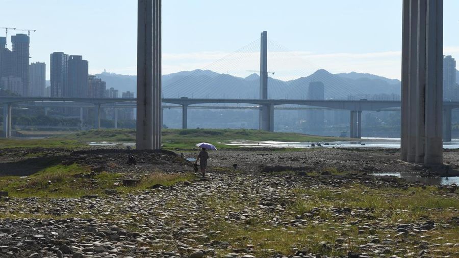 Kondisi kekeringan di Sungai Yangtze, Chongqing, China, Rabu (17/8/2022). Permukaan air Sungai Yangtze telah turun karena suhu tinggi dan kekeringan. (Photo by Zhou Yi/China News Service via Getty Images)