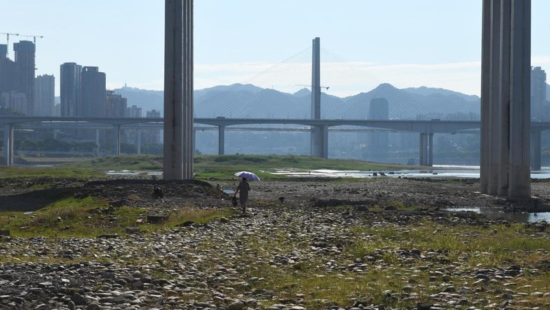 Kondisi kekeringan di Sungai Yangtze, Chongqing, China, Rabu (17/8/2022). Permukaan air Sungai Yangtze telah turun karena suhu tinggi dan kekeringan. (Photo by Zhou Yi/China News Service via Getty Images)