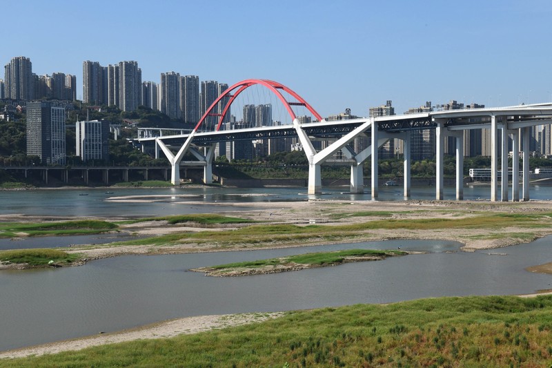 Kondisi kekeringan di Sungai Yangtze, Chongqing, China, Rabu (17/8/2022). Permukaan air Sungai Yangtze telah turun karena suhu tinggi dan kekeringan. (Photo by Zhou Yi/China News Service via Getty Images)