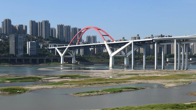 Kondisi kekeringan di Sungai Yangtze, Chongqing, China, Rabu (17/8/2022). Permukaan air Sungai Yangtze telah turun karena suhu tinggi dan kekeringan. (Photo by Zhou Yi/China News Service via Getty Images)