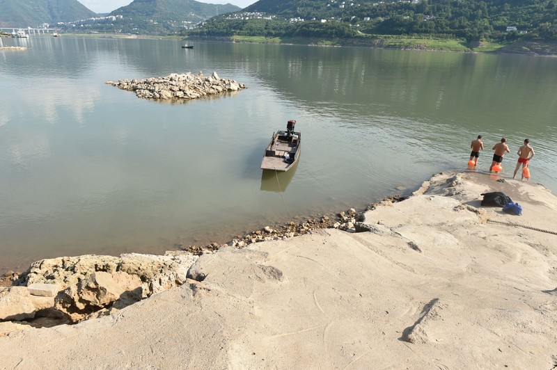 Kekeringan di Sungai Yangtze di daerah Yunyang di barat daya Kota Chongqing China Kondisi kekeringan di Sungai Yangtze, Chongqing, China, Rabu (17/8/2022). Permukaan air Sungai Yangtze telah turun karena suhu tinggi dan kekeringan. (Photo by Zhou Yi/China News Service via Getty Images)
