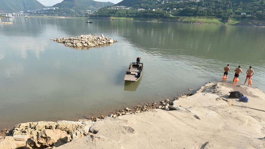 Kondisi kekeringan di Sungai Yangtze, Chongqing, China, Rabu (17/8/2022). Permukaan air Sungai Yangtze telah turun karena suhu tinggi dan kekeringan. (Photo by Zhou Yi/China News Service via Getty Images)