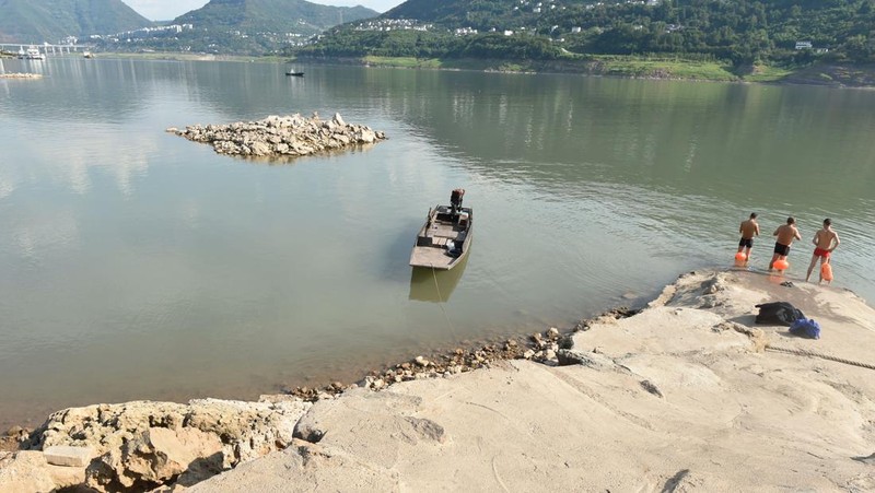 Kondisi kekeringan di Sungai Yangtze, Chongqing, China, Rabu (17/8/2022). Permukaan air Sungai Yangtze telah turun karena suhu tinggi dan kekeringan. (Photo by Zhou Yi/China News Service via Getty Images)