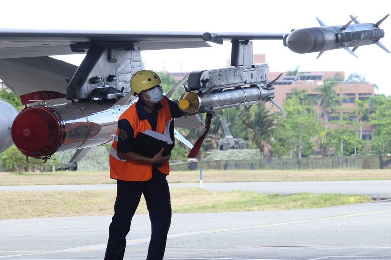 Latihan Militer Taiwan Tentara Taiwan mengoperasikan senjata anti-pesawat meriam kembar 35mm Oerlikon di sebuah pangkalan di daerah Hualien tenggara Taiwan pada hari Kamis (18/8/2022). Taiwan menggelar latihan militer untuk menunjukkan kemampuannya melawan tekanan China. (AP Photo/Johnson Lai)