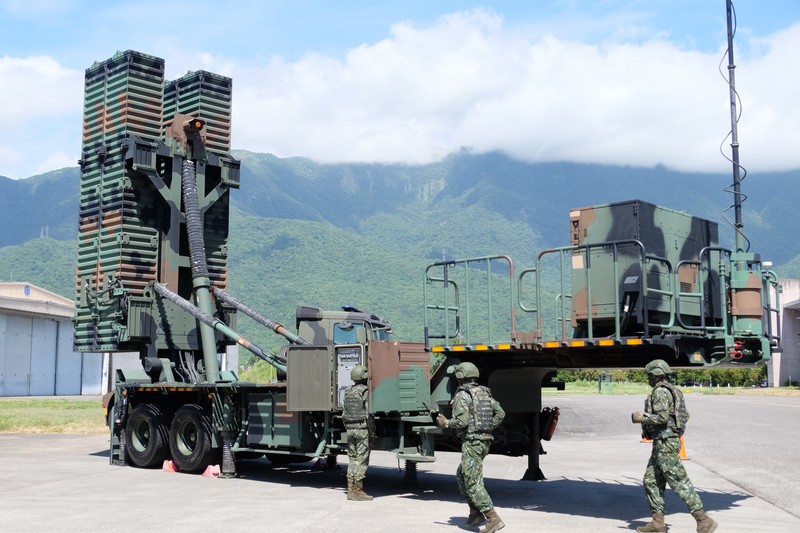 Tentara Taiwan mengoperasikan senjata anti-pesawat meriam kembar 35mm Oerlikon di sebuah pangkalan di daerah Hualien tenggara Taiwan pada hari Kamis (18/8/2022). Taiwan menggelar latihan militer untuk menunjukkan kemampuannya melawan tekanan China. (AP Photo/Johnson Lai)