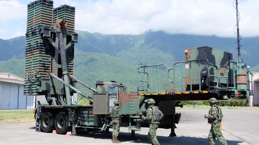 Tentara Taiwan mengoperasikan senjata anti-pesawat meriam kembar 35mm Oerlikon di sebuah pangkalan di daerah Hualien tenggara Taiwan pada hari Kamis (18/8/2022). Taiwan menggelar latihan militer untuk menunjukkan kemampuannya melawan tekanan China. (AP Photo/Johnson Lai)