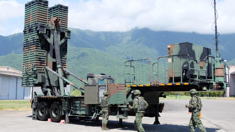 Tentara Taiwan mengoperasikan senjata anti-pesawat meriam kembar 35mm Oerlikon di sebuah pangkalan di daerah Hualien tenggara Taiwan pada hari Kamis (18/8/2022). Taiwan menggelar latihan militer untuk menunjukkan kemampuannya melawan tekanan China. (AP Photo/Johnson Lai)