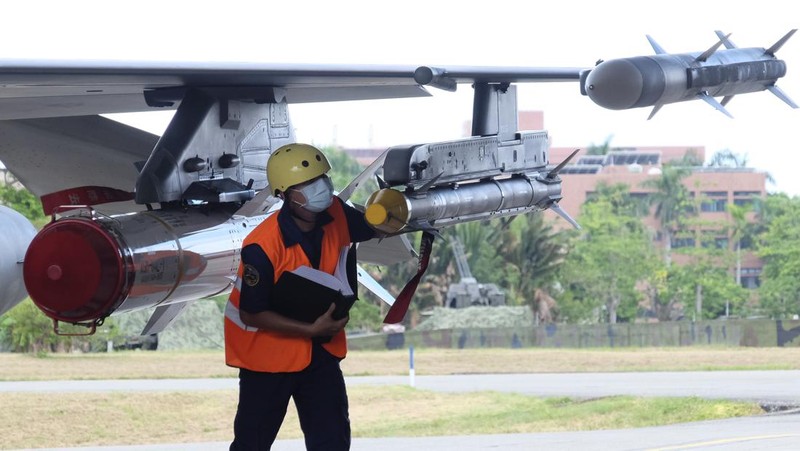 Tentara Taiwan mengoperasikan senjata anti-pesawat meriam kembar 35mm Oerlikon di sebuah pangkalan di daerah Hualien tenggara Taiwan pada hari Kamis (18/8/2022). Taiwan menggelar latihan militer untuk menunjukkan kemampuannya melawan tekanan China. (AP Photo/Johnson Lai)