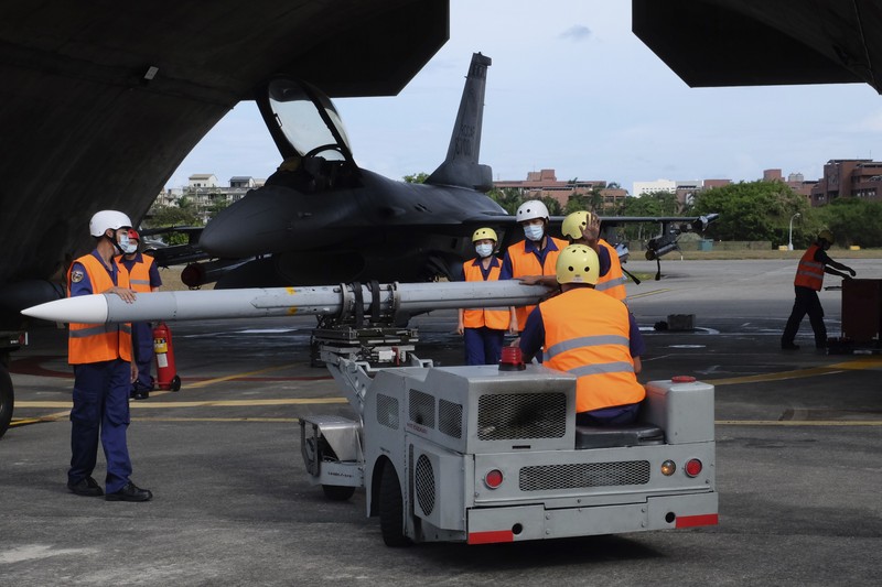 Tentara Taiwan mengoperasikan senjata anti-pesawat meriam kembar 35mm Oerlikon di sebuah pangkalan di daerah Hualien tenggara Taiwan pada hari Kamis (18/8/2022). Taiwan menggelar latihan militer untuk menunjukkan kemampuannya melawan tekanan China. (AP Photo/Johnson Lai)