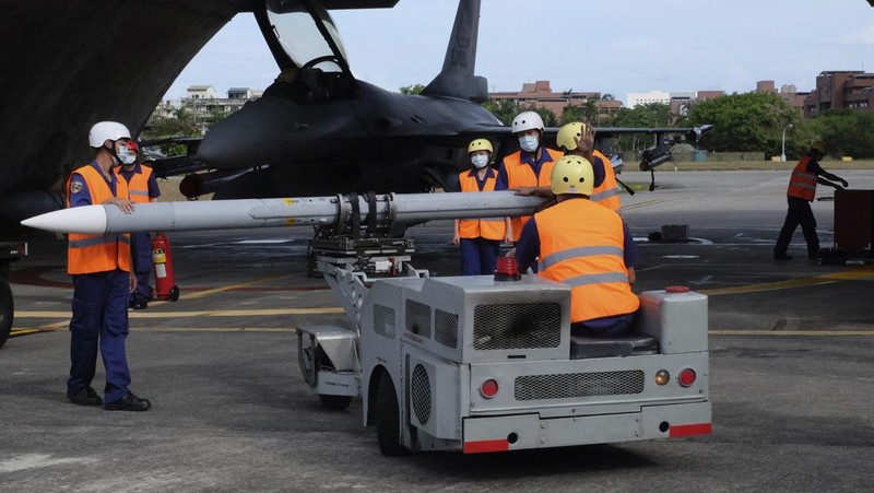 Tentara Taiwan mengoperasikan senjata anti-pesawat meriam kembar 35mm Oerlikon di sebuah pangkalan di daerah Hualien tenggara Taiwan pada hari Kamis (18/8/2022). Taiwan menggelar latihan militer untuk menunjukkan kemampuannya melawan tekanan China. (AP Photo/Johnson Lai)