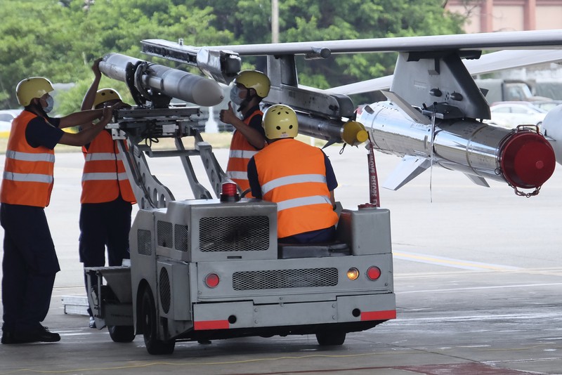 Tentara Taiwan mengoperasikan senjata anti-pesawat meriam kembar 35mm Oerlikon di sebuah pangkalan di daerah Hualien tenggara Taiwan pada hari Kamis (18/8/2022). Taiwan menggelar latihan militer untuk menunjukkan kemampuannya melawan tekanan China. (AP Photo/Johnson Lai)