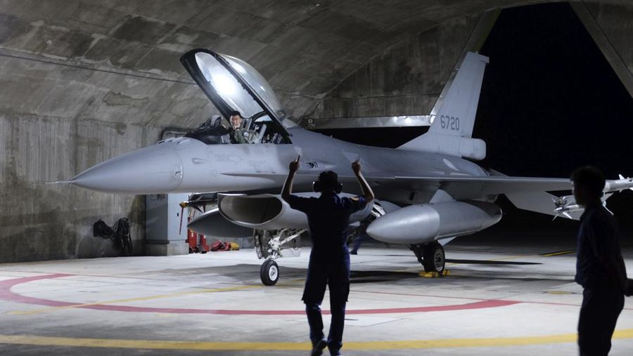 Sebuah jet tempur F16V angkatan udara Taiwan mengambil bagian dalam latihan malam dari Pangkalan Udara Hualien di daerah Hualien tenggara Taiwan, Rabu (17/8/2022). Taiwan menggelar latihan militer untuk menunjukkan kemampuannya melawan tekanan China. (AP Photo/Johnson Lai)
