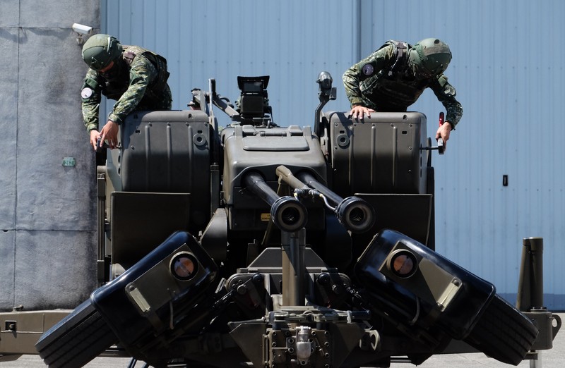 Tentara Taiwan mengoperasikan senjata anti-pesawat meriam kembar 35mm Oerlikon di sebuah pangkalan di daerah Hualien tenggara Taiwan pada hari Kamis (18/8/2022). Taiwan menggelar latihan militer untuk menunjukkan kemampuannya melawan tekanan China. (AP Photo/Johnson Lai)