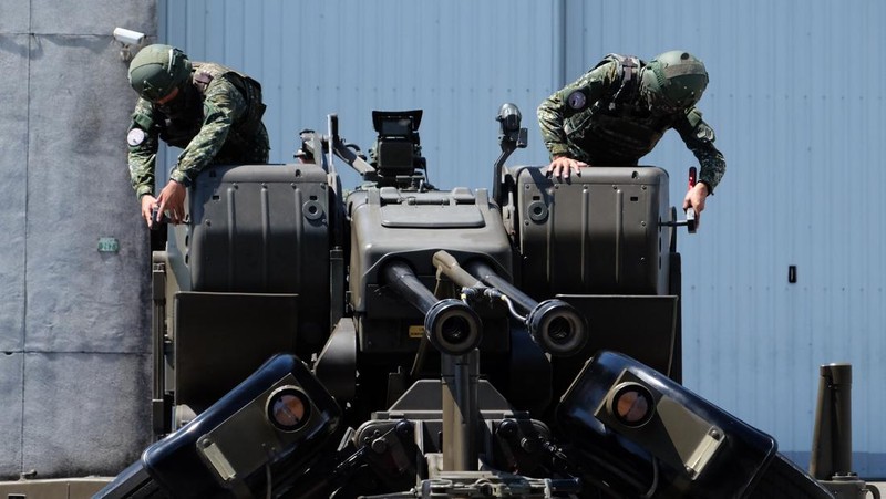 Tentara Taiwan mengoperasikan senjata anti-pesawat meriam kembar 35mm Oerlikon di sebuah pangkalan di daerah Hualien tenggara Taiwan pada hari Kamis (18/8/2022). Taiwan menggelar latihan militer untuk menunjukkan kemampuannya melawan tekanan China. (AP Photo/Johnson Lai)