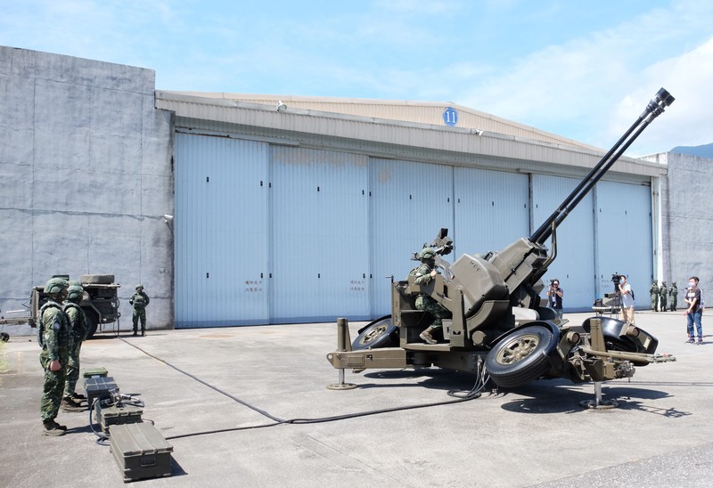 Tentara Taiwan mengoperasikan senjata anti-pesawat meriam kembar 35mm Oerlikon di sebuah pangkalan di daerah Hualien tenggara Taiwan pada hari Kamis (18/8/2022). Taiwan menggelar latihan militer untuk menunjukkan kemampuannya melawan tekanan China. (AP Photo/Johnson Lai)