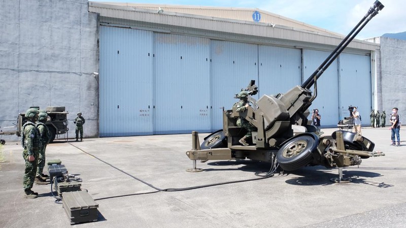 Tentara Taiwan mengoperasikan senjata anti-pesawat meriam kembar 35mm Oerlikon di sebuah pangkalan di daerah Hualien tenggara Taiwan pada hari Kamis (18/8/2022). Taiwan menggelar latihan militer untuk menunjukkan kemampuannya melawan tekanan China. (AP Photo/Johnson Lai)