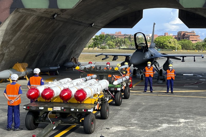 Latihan Militer Taiwan Tentara Taiwan mengoperasikan senjata anti-pesawat meriam kembar 35mm Oerlikon di sebuah pangkalan di daerah Hualien tenggara Taiwan pada hari Kamis (18/8/2022). Taiwan menggelar latihan militer untuk menunjukkan kemampuannya melawan tekanan China. (AP Photo/Johnson Lai)
