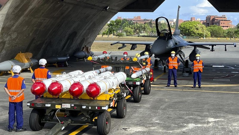 Tentara Taiwan mengoperasikan senjata anti-pesawat meriam kembar 35mm Oerlikon di sebuah pangkalan di daerah Hualien tenggara Taiwan pada hari Kamis (18/8/2022). Taiwan menggelar latihan militer untuk menunjukkan kemampuannya melawan tekanan China. (AP Photo/Johnson Lai)