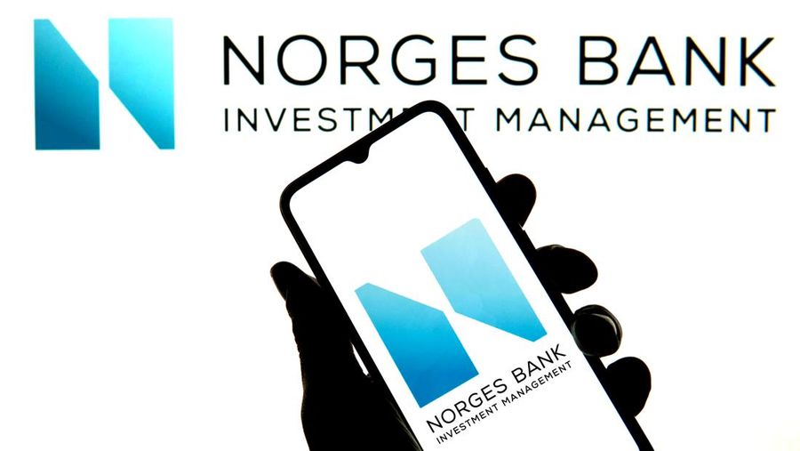 SPAIN - 2022/03/11: In this photo illustration a Norges Bank Investment Management logo seen displayed on a smartphone with a Norges Bank Investment Management logo in the background. (Photo Illustration by Thiago Prudencio/SOPA Images/LightRocket via Getty Images)