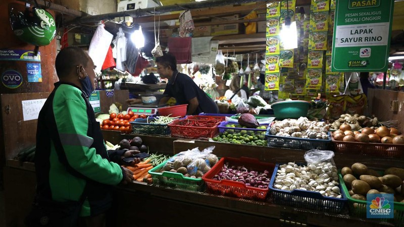 Penerapan digitalisasi pasar di Pasar Tomang Barat, Jakarta Barat, Kamis (18/8/2022). (CNBC Indonesia/ Tri Susilo)