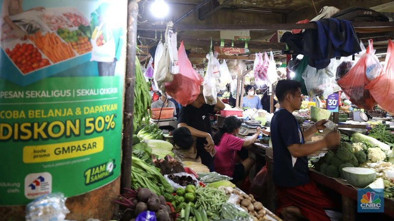 Penerapan digitalisasi pasar di Pasar Tomang Barat, Jakarta Barat, Kamis (18/8/2022). (CNBC Indonesia/ Tri Susilo)