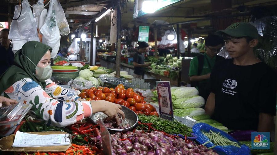 Penerapan digitalisasi pasar di Pasar Tomang Barat, Jakarta Barat, Kamis (18/8/2022). (CNBC Indonesia/ Tri Susilo)