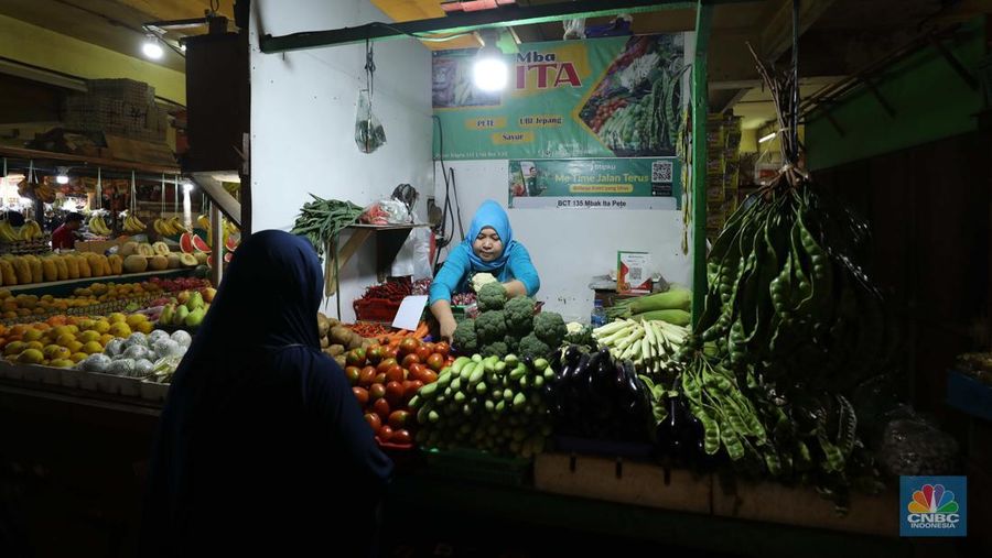 Penerapan digitalisasi pasar di Pasar Tomang Barat, Jakarta Barat, Kamis (18/8/2022). (CNBC Indonesia/ Tri Susilo)