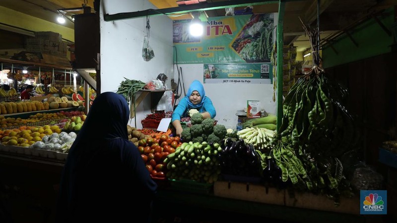 Penerapan digitalisasi pasar di Pasar Tomang Barat, Jakarta Barat, Kamis (18/8/2022). (CNBC Indonesia/ Tri Susilo)