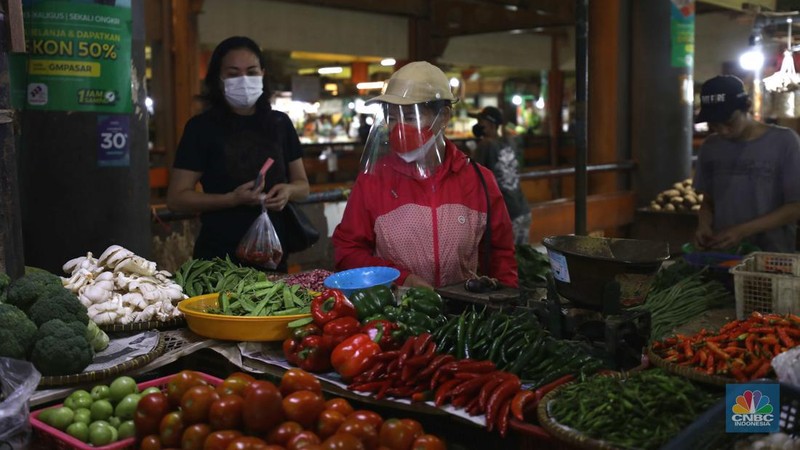Penerapan digitalisasi pasar di Pasar Tomang Barat, Jakarta Barat, Kamis (18/8/2022). (CNBC Indonesia/ Tri Susilo)