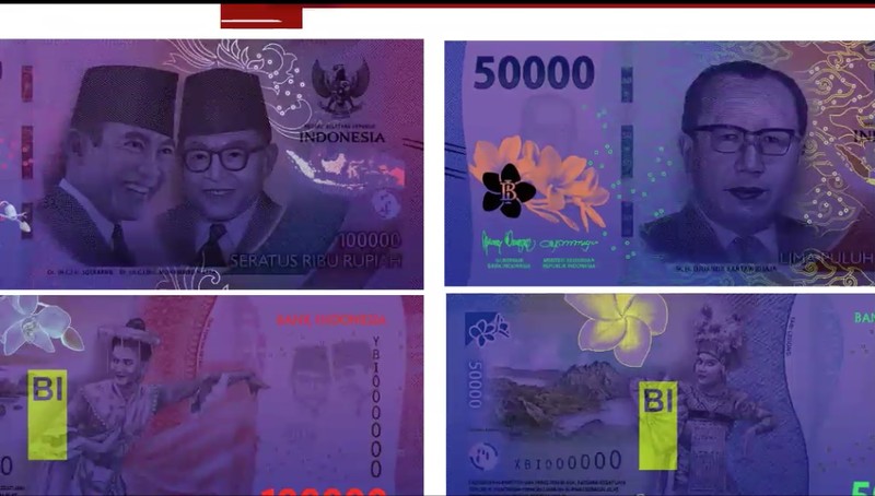 Pengunjung melihat Uang Rupiah Kertas Tahun Emisi 2022 (Uang TE 2022) dalam acara Festival Rupiah Berdaulat Bank Indonesia (FERBI) 2022 di Jakarta, Jumat (19/8/2022). (CNBC Indonesia/ Tri Susilo)