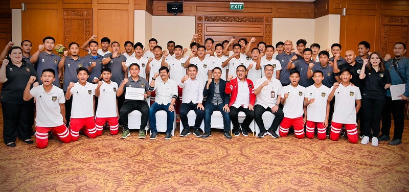 Presiden Joko Widodo memberikan apresiasi berupa bonus kepada Tim Nasional Sepak Bola U-16 atas prestasinya menjuarai Piala AFF U-16 Tahun 2022 beberapa waktu lalu. Presiden Jokowi memberikan bonus sebesar Rp1 milyar. (Presiden Joko Widodo memberikan apresiasi berupa bonus kepada Tim Nasional Sepak Bola U-16 atas prestasinya menjuarai Piala AFF U-16 Tahun 2022 beberapa waktu lalu. Presiden Jokowi memberikan bonus sebesar Rp1 milyar. (Presiden Joko Widodo memberikan apresiasi berupa bonus kepada Tim Nasional Sepak Bola U-16 atas prestasinya menjuarai Piala AFF U-16 Tahun 2022 beberapa waktu lalu. Presiden Jokowi memberikan bonus sebesar Rp1 milyar. (Foto: Laily Rachev - Biro Pers Sekretariat Presiden)