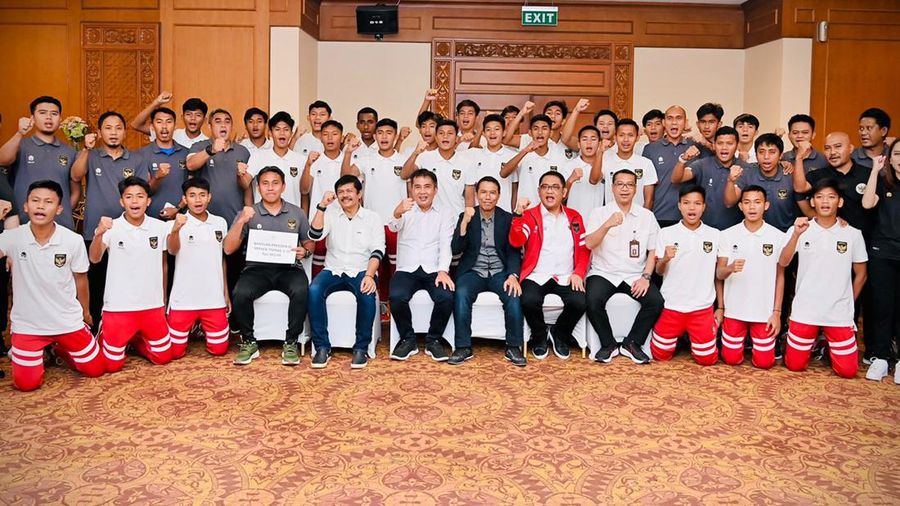 Presiden Joko Widodo memberikan apresiasi berupa bonus kepada Tim Nasional Sepak Bola U-16 atas prestasinya menjuarai Piala AFF U-16 Tahun 2022 beberapa waktu lalu. Presiden Jokowi memberikan bonus sebesar Rp1 milyar. (Presiden Joko Widodo memberikan apresiasi berupa bonus kepada Tim Nasional Sepak Bola U-16 atas prestasinya menjuarai Piala AFF U-16 Tahun 2022 beberapa waktu lalu. Presiden Jokowi memberikan bonus sebesar Rp1 milyar. (Presiden Joko Widodo memberikan apresiasi berupa bonus kepada Tim Nasional Sepak Bola U-16 atas prestasinya menjuarai Piala AFF U-16 Tahun 2022 beberapa waktu lalu. Presiden Jokowi memberikan bonus sebesar Rp1 milyar. (Foto: Laily Rachev - Biro Pers Sekretariat Presiden)