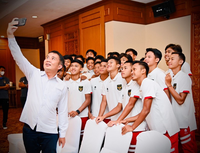 Presiden Joko Widodo memberikan apresiasi berupa bonus kepada Tim Nasional Sepak Bola U-16 atas prestasinya menjuarai Piala AFF U-16 Tahun 2022 beberapa waktu lalu. Presiden Jokowi memberikan bonus sebesar Rp1 milyar. (Presiden Joko Widodo memberikan apresiasi berupa bonus kepada Tim Nasional Sepak Bola U-16 atas prestasinya menjuarai Piala AFF U-16 Tahun 2022 beberapa waktu lalu. Presiden Jokowi memberikan bonus sebesar Rp1 milyar. (Presiden Joko Widodo memberikan apresiasi berupa bonus kepada Tim Nasional Sepak Bola U-16 atas prestasinya menjuarai Piala AFF U-16 Tahun 2022 beberapa waktu lalu. Presiden Jokowi memberikan bonus sebesar Rp1 milyar. (Foto: Laily Rachev - Biro Pers Sekretariat Presiden)