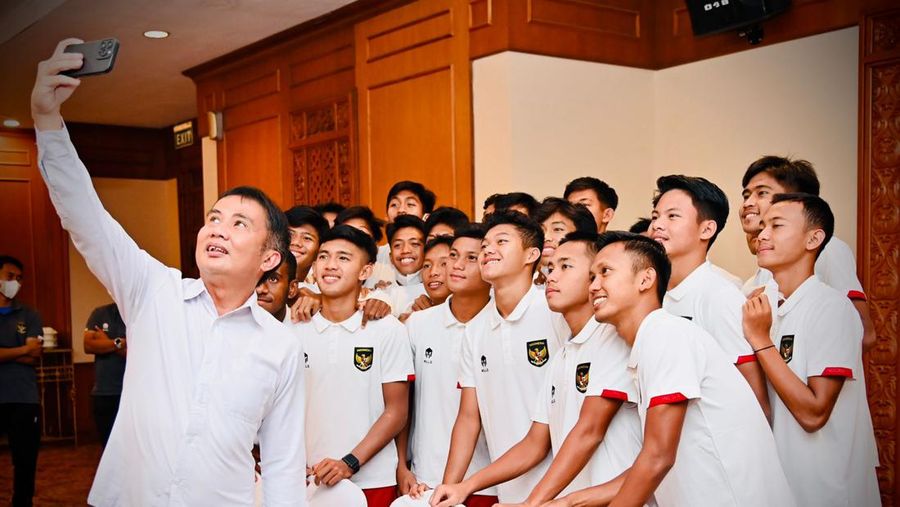 Presiden Joko Widodo memberikan apresiasi berupa bonus kepada Tim Nasional Sepak Bola U-16 atas prestasinya menjuarai Piala AFF U-16 Tahun 2022 beberapa waktu lalu. Presiden Jokowi memberikan bonus sebesar Rp1 milyar. (Presiden Joko Widodo memberikan apresiasi berupa bonus kepada Tim Nasional Sepak Bola U-16 atas prestasinya menjuarai Piala AFF U-16 Tahun 2022 beberapa waktu lalu. Presiden Jokowi memberikan bonus sebesar Rp1 milyar. (Presiden Joko Widodo memberikan apresiasi berupa bonus kepada Tim Nasional Sepak Bola U-16 atas prestasinya menjuarai Piala AFF U-16 Tahun 2022 beberapa waktu lalu. Presiden Jokowi memberikan bonus sebesar Rp1 milyar. (Foto: Laily Rachev - Biro Pers Sekretariat Presiden)