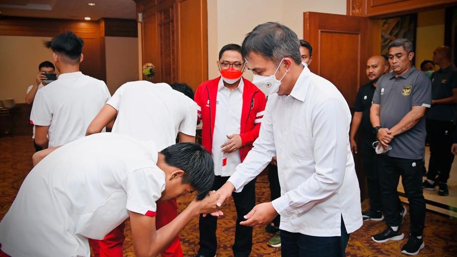 Presiden Joko Widodo memberikan apresiasi berupa bonus kepada Tim Nasional Sepak Bola U-16 atas prestasinya menjuarai Piala AFF U-16 Tahun 2022 beberapa waktu lalu. Presiden Jokowi memberikan bonus sebesar Rp1 milyar. (Presiden Joko Widodo memberikan apresiasi berupa bonus kepada Tim Nasional Sepak Bola U-16 atas prestasinya menjuarai Piala AFF U-16 Tahun 2022 beberapa waktu lalu. Presiden Jokowi memberikan bonus sebesar Rp1 milyar. (Presiden Joko Widodo memberikan apresiasi berupa bonus kepada Tim Nasional Sepak Bola U-16 atas prestasinya menjuarai Piala AFF U-16 Tahun 2022 beberapa waktu lalu. Presiden Jokowi memberikan bonus sebesar Rp1 milyar. (Foto: Laily Rachev - Biro Pers Sekretariat Presiden)