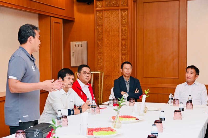 Presiden Joko Widodo memberikan apresiasi berupa bonus kepada Tim Nasional Sepak Bola U-16 atas prestasinya menjuarai Piala AFF U-16 Tahun 2022 beberapa waktu lalu. Presiden Jokowi memberikan bonus sebesar Rp1 milyar. (Presiden Joko Widodo memberikan apresiasi berupa bonus kepada Tim Nasional Sepak Bola U-16 atas prestasinya menjuarai Piala AFF U-16 Tahun 2022 beberapa waktu lalu. Presiden Jokowi memberikan bonus sebesar Rp1 milyar. (Presiden Joko Widodo memberikan apresiasi berupa bonus kepada Tim Nasional Sepak Bola U-16 atas prestasinya menjuarai Piala AFF U-16 Tahun 2022 beberapa waktu lalu. Presiden Jokowi memberikan bonus sebesar Rp1 milyar. (Foto: Laily Rachev - Biro Pers Sekretariat Presiden)