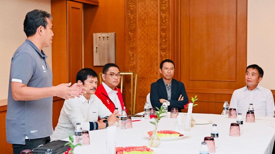 Presiden Joko Widodo memberikan apresiasi berupa bonus kepada Tim Nasional Sepak Bola U-16 atas prestasinya menjuarai Piala AFF U-16 Tahun 2022 beberapa waktu lalu. Presiden Jokowi memberikan bonus sebesar Rp1 milyar. (Presiden Joko Widodo memberikan apresiasi berupa bonus kepada Tim Nasional Sepak Bola U-16 atas prestasinya menjuarai Piala AFF U-16 Tahun 2022 beberapa waktu lalu. Presiden Jokowi memberikan bonus sebesar Rp1 milyar. (Presiden Joko Widodo memberikan apresiasi berupa bonus kepada Tim Nasional Sepak Bola U-16 atas prestasinya menjuarai Piala AFF U-16 Tahun 2022 beberapa waktu lalu. Presiden Jokowi memberikan bonus sebesar Rp1 milyar. (Foto: Laily Rachev - Biro Pers Sekretariat Presiden)