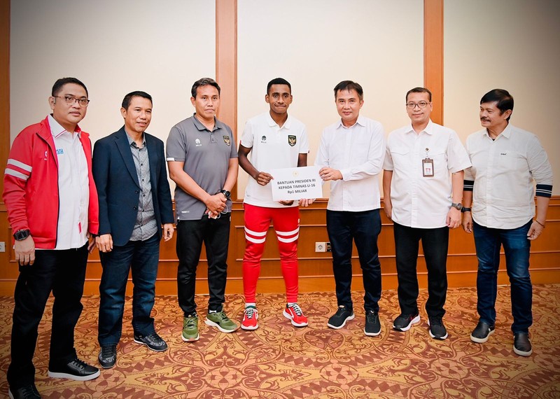 Presiden Joko Widodo memberikan apresiasi berupa bonus kepada Tim Nasional Sepak Bola U-16 atas prestasinya menjuarai Piala AFF U-16 Tahun 2022 beberapa waktu lalu. Presiden Jokowi memberikan bonus sebesar Rp1 milyar. (Presiden Joko Widodo memberikan apresiasi berupa bonus kepada Tim Nasional Sepak Bola U-16 atas prestasinya menjuarai Piala AFF U-16 Tahun 2022 beberapa waktu lalu. Presiden Jokowi memberikan bonus sebesar Rp1 milyar. (Presiden Joko Widodo memberikan apresiasi berupa bonus kepada Tim Nasional Sepak Bola U-16 atas prestasinya menjuarai Piala AFF U-16 Tahun 2022 beberapa waktu lalu. Presiden Jokowi memberikan bonus sebesar Rp1 milyar. Presiden Joko Widodo memberikan apresiasi berupa bonus kepada Tim Nasional Sepak Bola U-16 atas prestasinya menjuarai Piala AFF U-16 Tahun 2022 beberapa waktu lalu. Presiden Jokowi memberikan bonus sebesar Rp1 milyar. (Presiden Joko Widodo memberikan apresiasi berupa bonus kepada Tim Nasional Sepak Bola U-16 atas prestasinya menjuarai Piala AFF U-16 Tahun 2022 beberapa waktu lalu. Presiden Jokowi memberikan bonus sebesar Rp1 milyar. (Presiden Joko Widodo memberikan apresiasi berupa bonus kepada Tim Nasional Sepak Bola U-16 atas prestasinya menjuarai Piala AFF U-16 Tahun 2022 beberapa waktu lalu. Presiden Jokowi memberikan bonus sebesar Rp1 milyar. (Foto: Laily Rachev - Biro Pers Sekretariat Presiden)