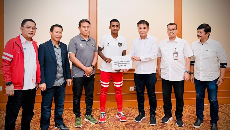 Presiden Joko Widodo memberikan apresiasi berupa bonus kepada Tim Nasional Sepak Bola U-16 atas prestasinya menjuarai Piala AFF U-16 Tahun 2022 beberapa waktu lalu. Presiden Jokowi memberikan bonus sebesar Rp1 milyar. (Presiden Joko Widodo memberikan apresiasi berupa bonus kepada Tim Nasional Sepak Bola U-16 atas prestasinya menjuarai Piala AFF U-16 Tahun 2022 beberapa waktu lalu. Presiden Jokowi memberikan bonus sebesar Rp1 milyar. (Presiden Joko Widodo memberikan apresiasi berupa bonus kepada Tim Nasional Sepak Bola U-16 atas prestasinya menjuarai Piala AFF U-16 Tahun 2022 beberapa waktu lalu. Presiden Jokowi memberikan bonus sebesar Rp1 milyar. (Foto: Laily Rachev - Biro Pers Sekretariat Presiden)
