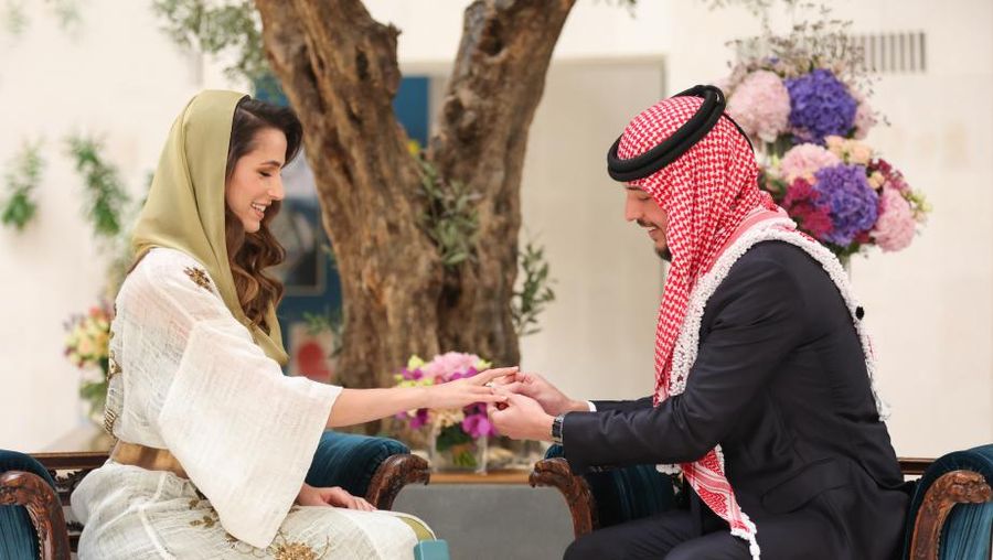 Putra Mahkota Kerajaan Hashemite Yordania, Al Hussein bin Abdullah II bertunangan dengan wanita Arab Saudi, Rajwa Khalid bin Musaed bin Saif bin Abdulaziz al-Saif. (Foto: Royal Hashemite Court)