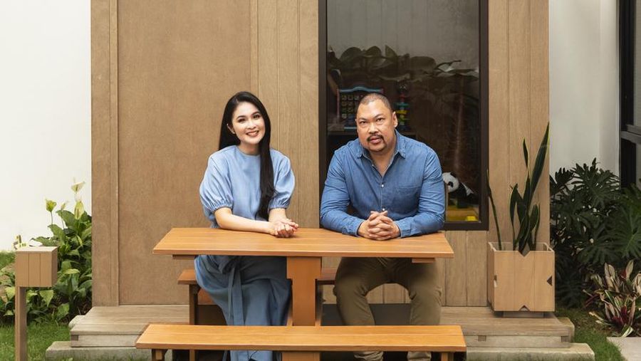 Sandra Dewi dan Founder startup proptech Kabina Fred Moeis.