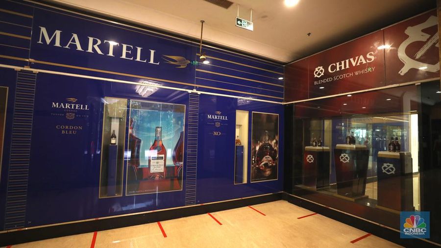 Suasana sepi di Mall Grand Paragon, Jalan Gajah Mada, Jakarta, Kamis (18/8/2022). (CNBC Indonesia/ Tri Susilo)