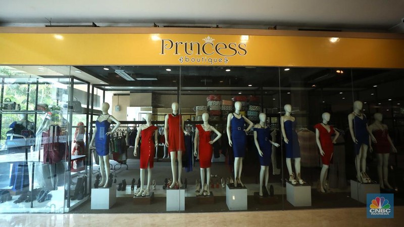 Suasana sepi di Mall Grand Paragon, Jalan Gajah Mada, Jakarta, Kamis (18/8/2022). (CNBC Indonesia/ Tri Susilo)