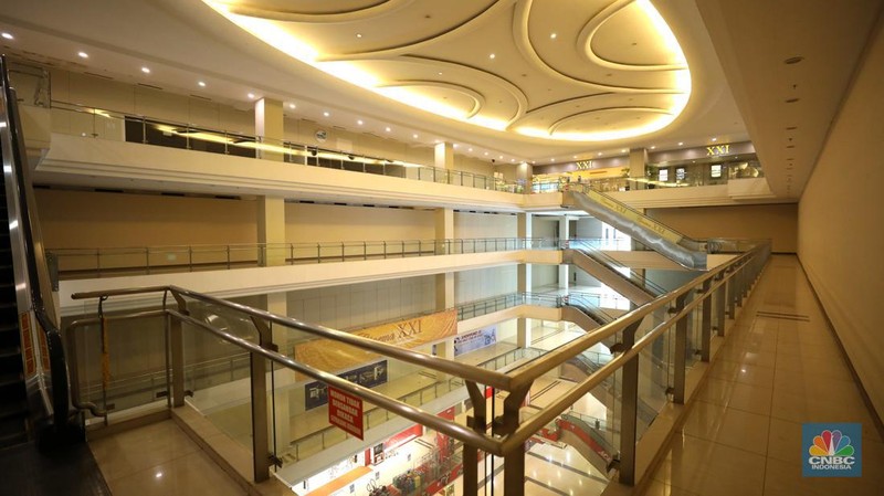 Suasana sepi di Mall Grand Paragon, Jalan Gajah Mada, Jakarta, Kamis (18/8/2022). (CNBC Indonesia/ Tri Susilo)