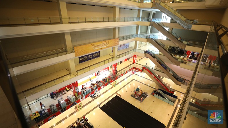 Suasana sepi di Mall Grand Paragon, Jalan Gajah Mada, Jakarta, Kamis (18/8/2022). (CNBC Indonesia/ Tri Susilo)