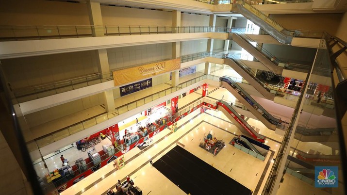 Suasana sepi di Mall Grand Paragon, Jalan Gajah Mada, Jakarta, Kamis (18/8/2022). (CNBC Indonesia/ Tri Susilo)