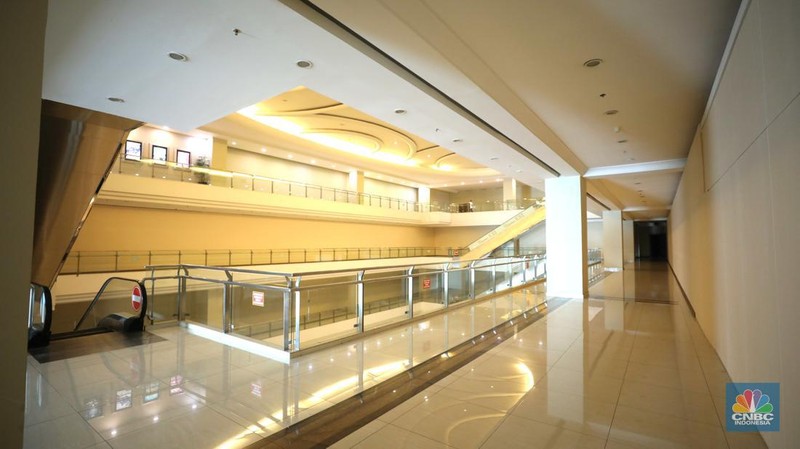 Tersangka kasus dugaan korupsi lahan sawit PT Duta Palma dengan kerugian Rp 78 triliun, Surya Darmadi (kemeja putih-tengah) tiba di gedung Kejaksaan Agung, Jakarta, Senin (15/8/2022). Kepulangan Surya Darmadi ke Tanah Air untuk menghadiri pemeriksaan atas kasusnya. (CNBC Indonesia/ Muhammad Sabki)