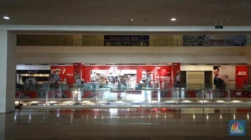 Suasana Mal Sepi di Mall Grand Paragon, Jalan Gajah Mada Suasana sepi di Mall Grand Paragon, Jalan Gajah Mada, Jakarta, Kamis (18/8/2022). (CNBC Indonesia/ Tri Susilo)