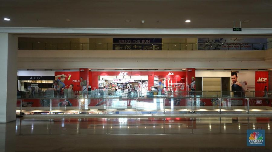 Suasana sepi di Mall Grand Paragon, Jalan Gajah Mada, Jakarta, Kamis (18/8/2022). (CNBC Indonesia/ Tri Susilo)