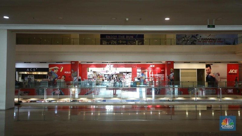 Suasana sepi di Mall Grand Paragon, Jalan Gajah Mada, Jakarta, Kamis (18/8/2022). (CNBC Indonesia/ Tri Susilo)